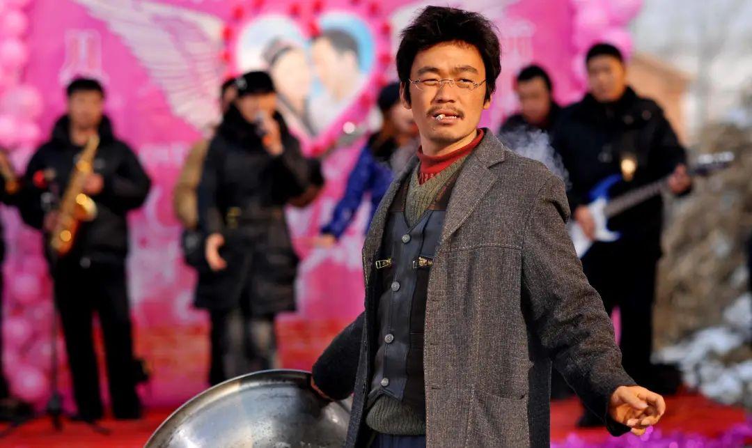 王宝强开着300万的豪车回村,看见村口立的牌坊,王宝强:拆掉!