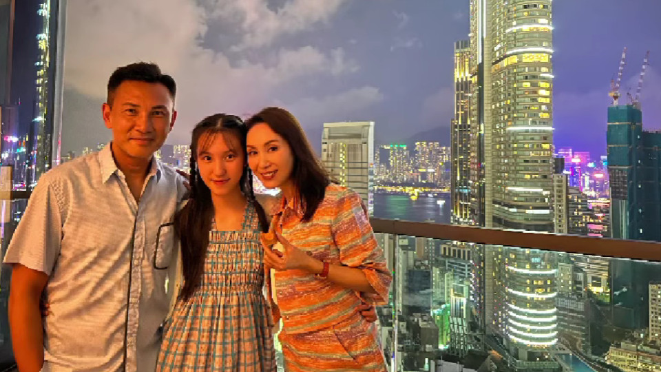 林文龙郭可盈和女儿开心赏月度过 一家三口互相搂着很温馨