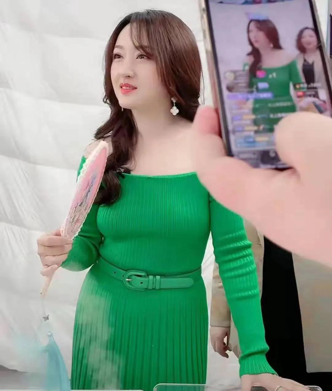 杨钰莹|51岁杨钰莹做客54岁任静付笛生夫妇家,杨钰莹比任静年轻太多