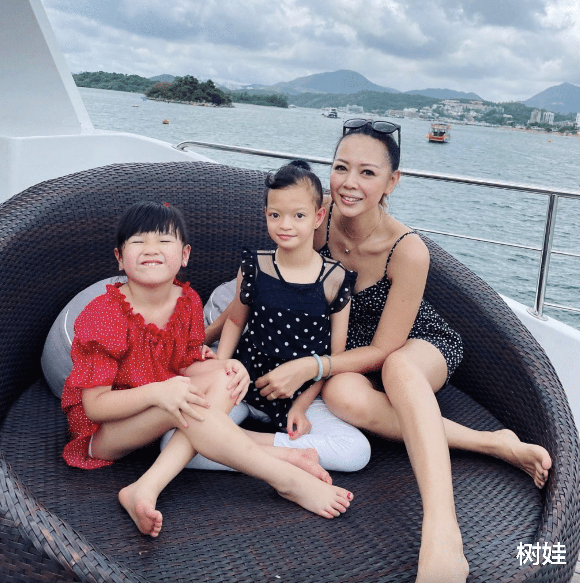 钟丽淇|钟丽淇携女参加跑步比赛，12岁长女不会走路，靠妹妹搀扶画面温馨