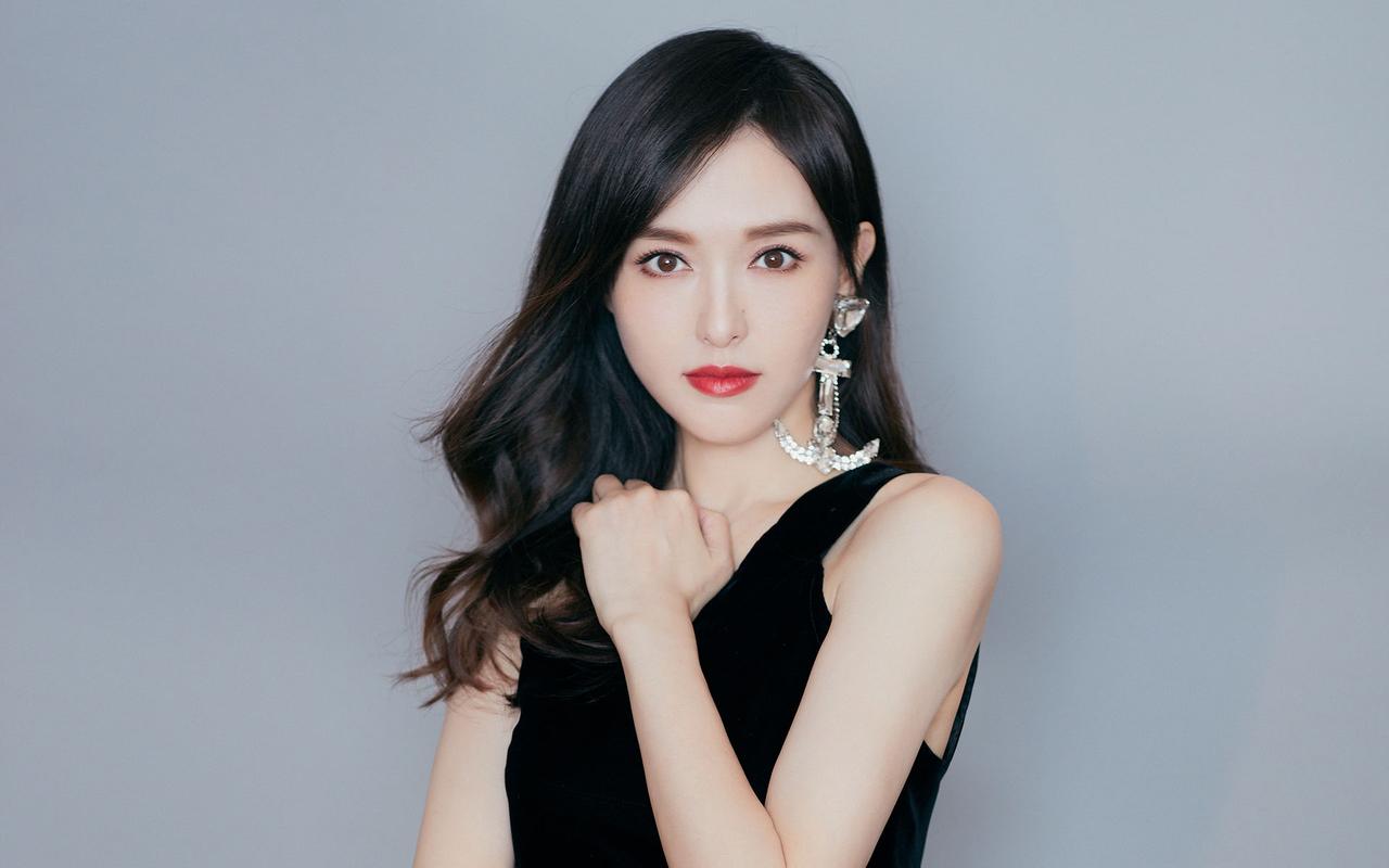 唐嫣蹲地聊天90岁游本昌,网友大赞:细节见证人品,真诚永不过时