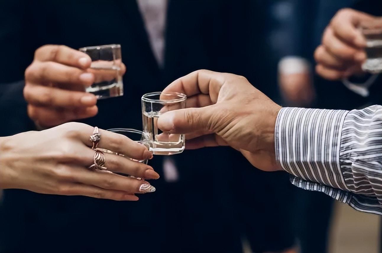 求职|职场酒局中,新手小白必须要掌握5个礼仪,早知早受益