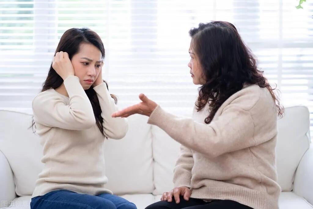 婆婆哭诉：因为我炫耀了2件事，儿子停发生活费，儿媳不让我登门