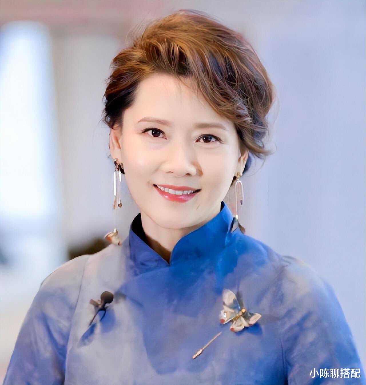 穿衣搭配 “越剧青衣”何赛飞:发型减龄,穿衣洋气,60发福也优雅