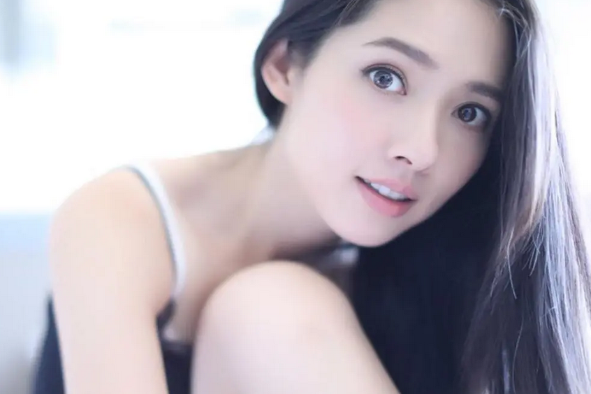 郭碧婷向佐红毯被嘲，女方满脸痘皮肤松垮，男方穿裙子内八似姐妹