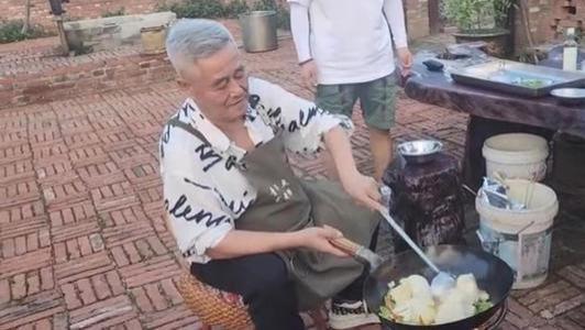 赵本山农村豪宅宴客，穿万元衣亲自下厨炒菜，周围一群人打下手