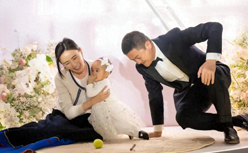 李亚鹏女儿周岁宴,李嫣疑特殊出场方式引争议,网友无语:真是恶心