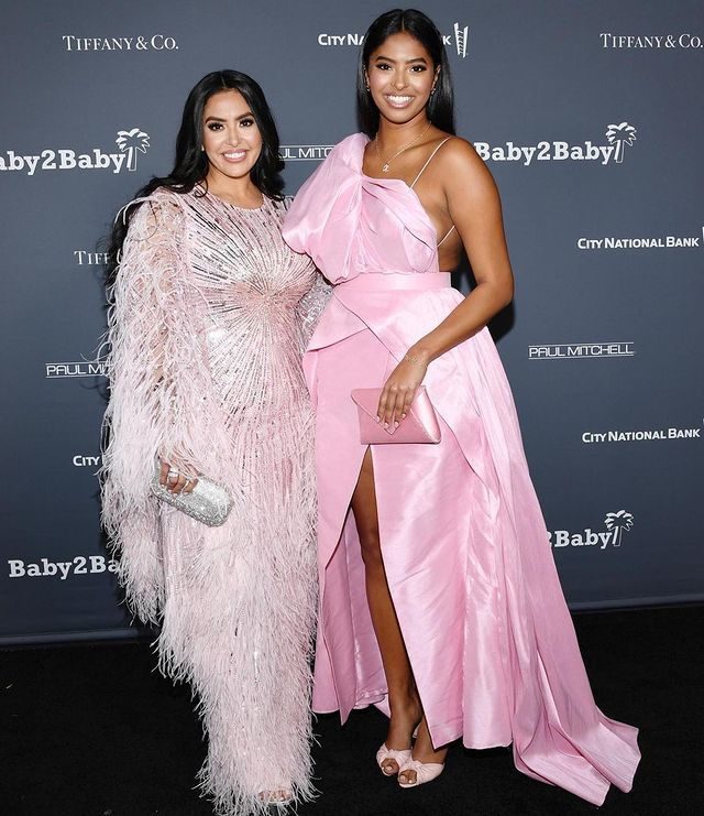 科比遗孀终于瘦回去了！穿斗篷白裙亮相太仙，网友：瘦了不止50斤