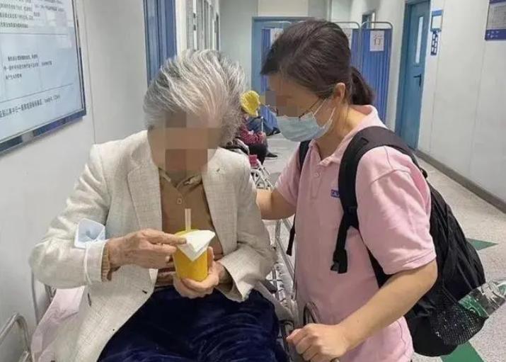 “临时儿女”兴起月薪过万，95后做陪诊师，月收入1.8万—2.5万