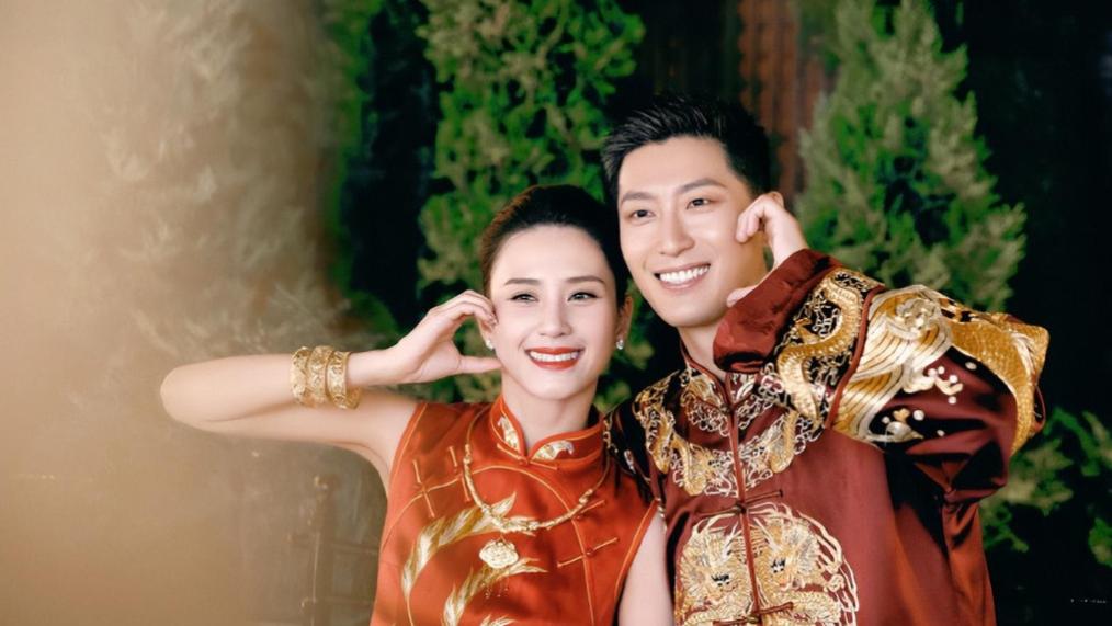 窦骁出席赌王家族活动！戴茶色墨镜双手背后超帅气，梁安琪也来了