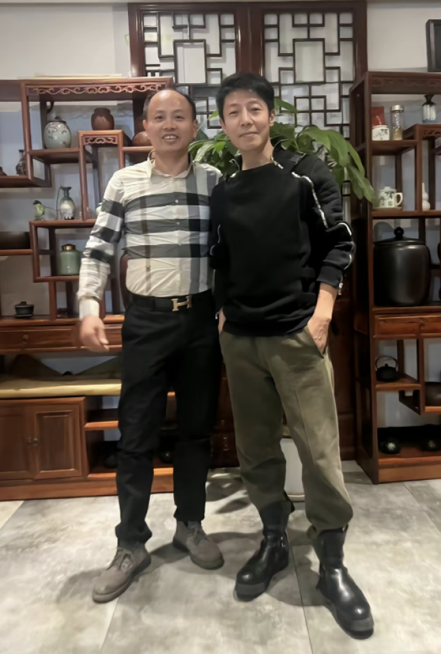 撒贝宁|撒贝宁带妻子参加同学聚会,穿高跟鞋比李白矮半头,搂抱妻子画面恩爱