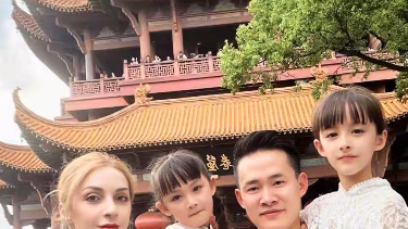 湖北小伙被外国美女模特倒追，生下两个混血女儿，大女儿超像杨幂