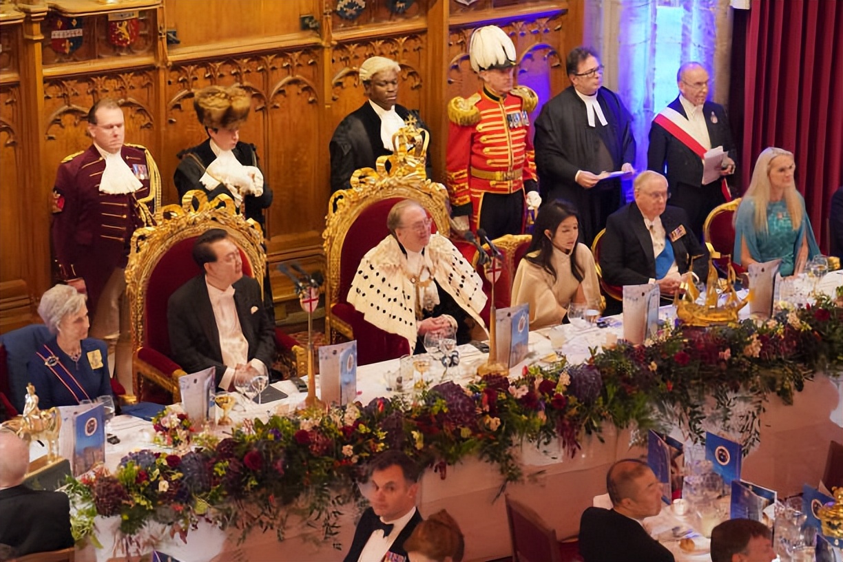 访英第二天韩国夫人终于放招！出席伦敦市长晚宴，白裙配斗篷超仙