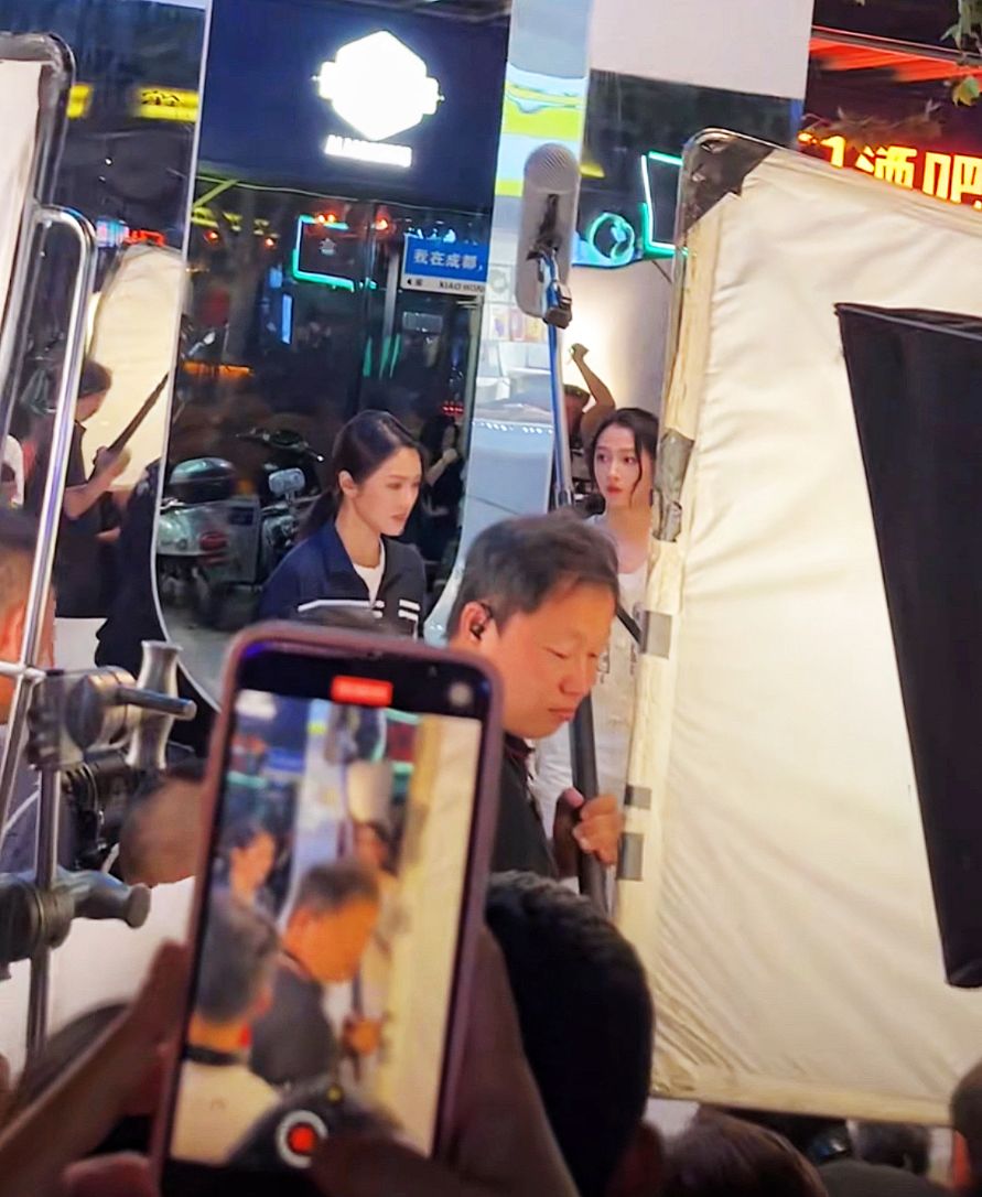 关晓彤|成都:25岁关晓彤街头拍戏,扮相成熟大长腿惹眼,真是便宜鹿晗了