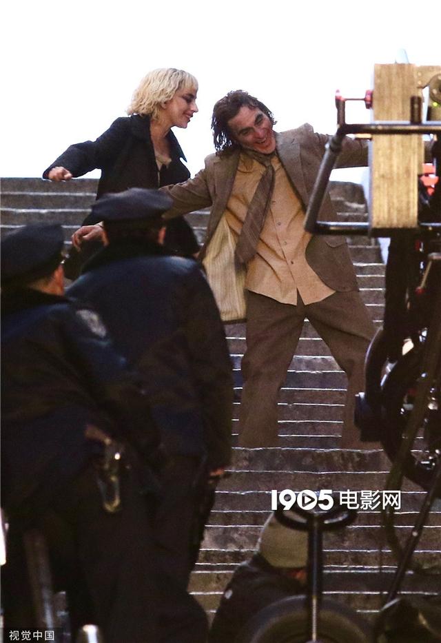 陈都灵|《小丑2》纽约热拍 Lady Gaga与小丑楼梯热舞