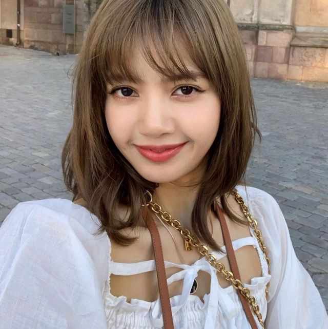 Lisa与法国第一夫人同框!行头超7万,双膝跪地很卑微被嘲是玩具