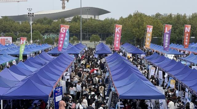 工地|本科毕业却找不到工作，怒撕毕业证打算去工地，真实学历惹人质疑