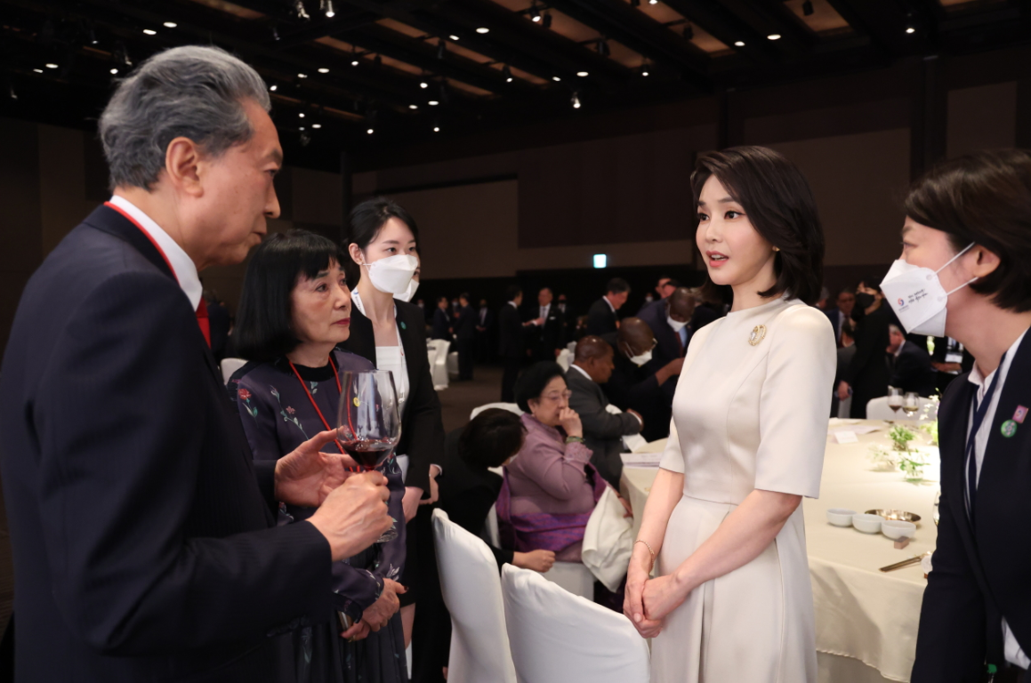 c位 70后韩国夫人同框小3岁女星！穿白衣坐在C位，东方美抢尽风头啦