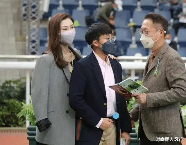 李嘉欣|李嘉欣全家现身马场!她穿短裙秀身材,12岁儿子挺啤酒肚有领导范