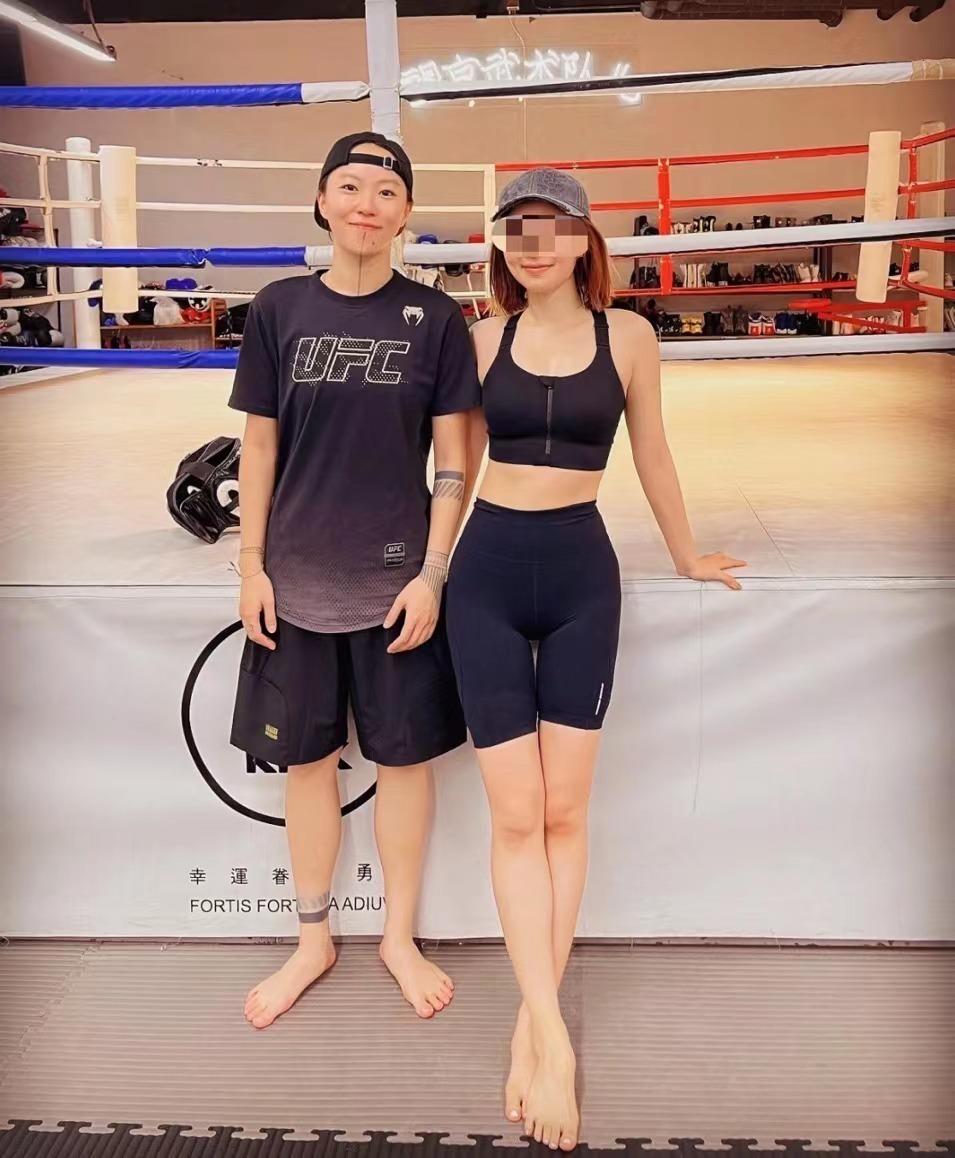 窦靖童|王菲26岁女儿近况曝光!与年轻美女合影似情侣,下巴文身有特色