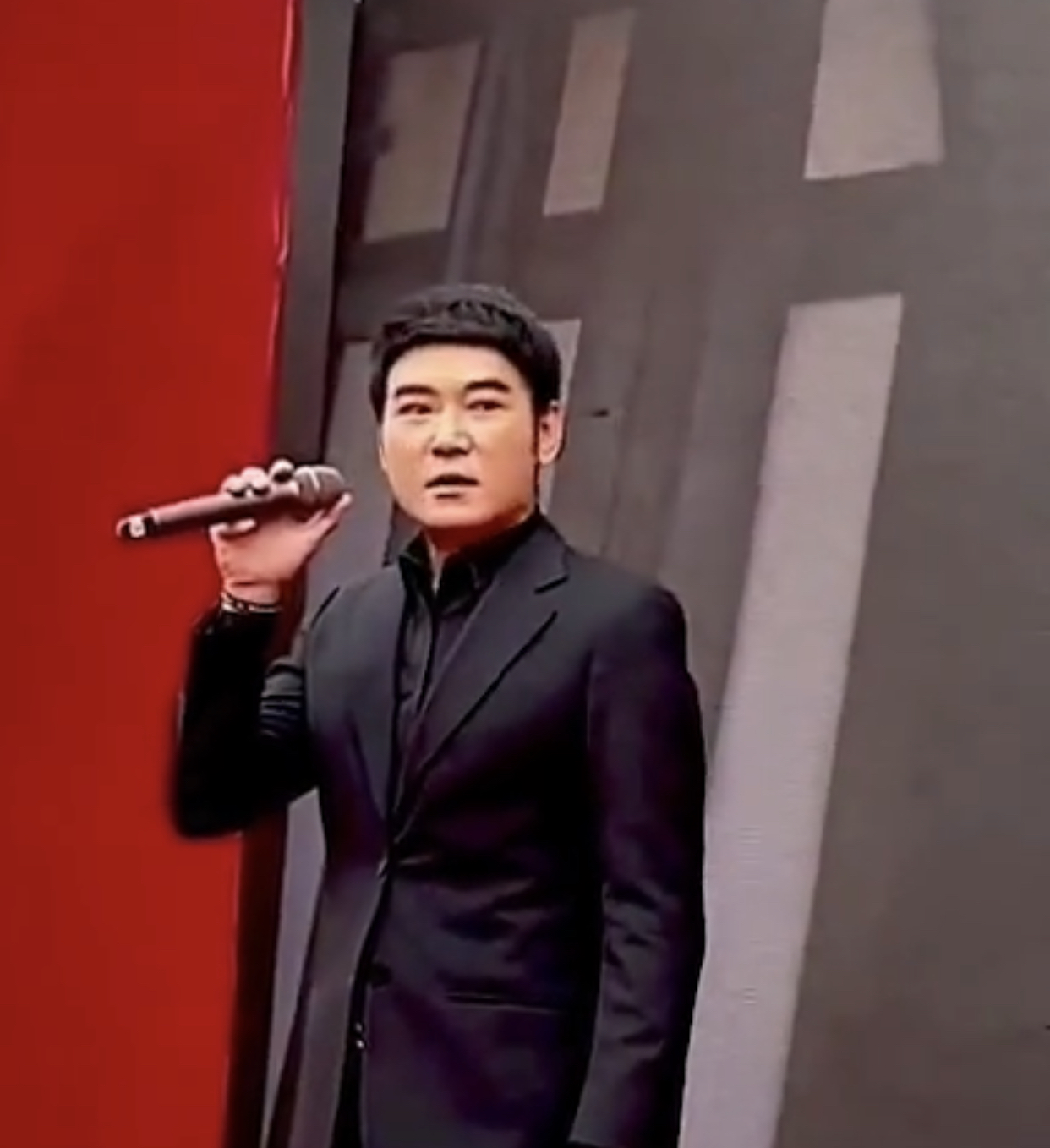 焦恩俊|焦恩俊无戏可拍频接露天商演,满脸沧桑嘴乌黑,卖力演唱无人喝彩