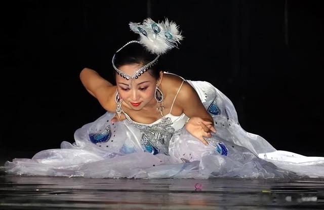 侯祥：9岁停止发育，出道18年只能演小孩，和妻子同框被嘲像母子