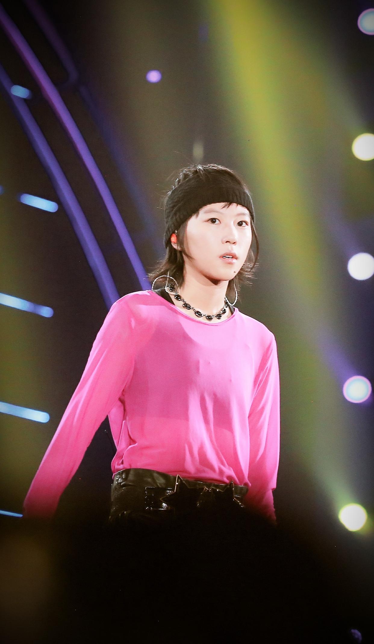 窦靖童认真打扮美出圈了!粉衣流苏裤靓丽酷飒,比妈妈王菲还有范