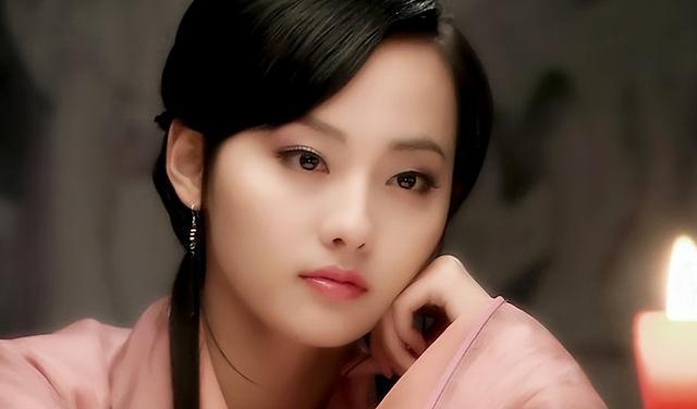 张嘉倪|张嘉倪出席活动,屁股“太翘”引热议,网友:好明显的假屁股