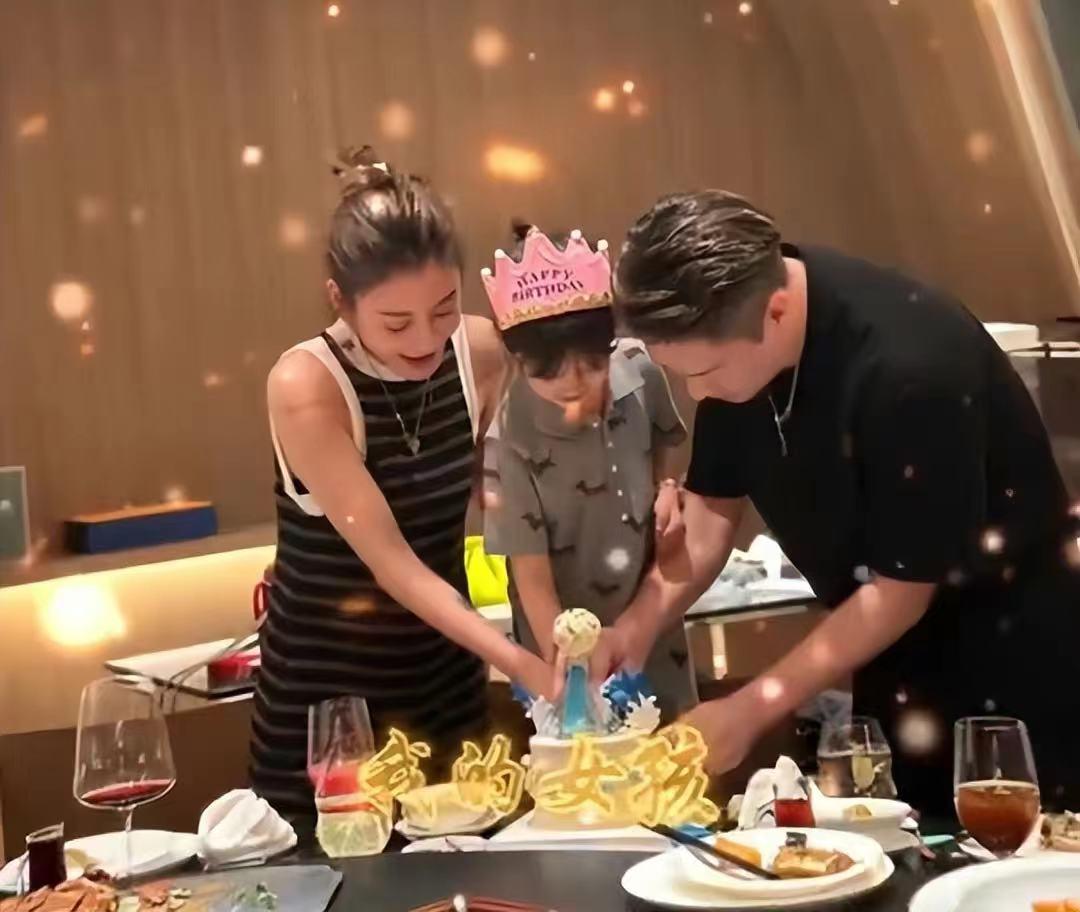 唐菀|曹云金唐菀复婚同居再添实锤?同晒娃庆母亲节,女儿五官深邃太像爸爸!