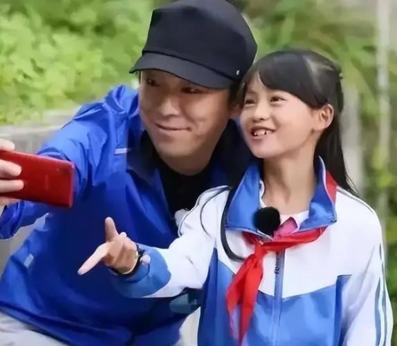 女孩|《热烈》宣传引争议，黄渤被指利用贫困女孩炒作，网友质疑其善心