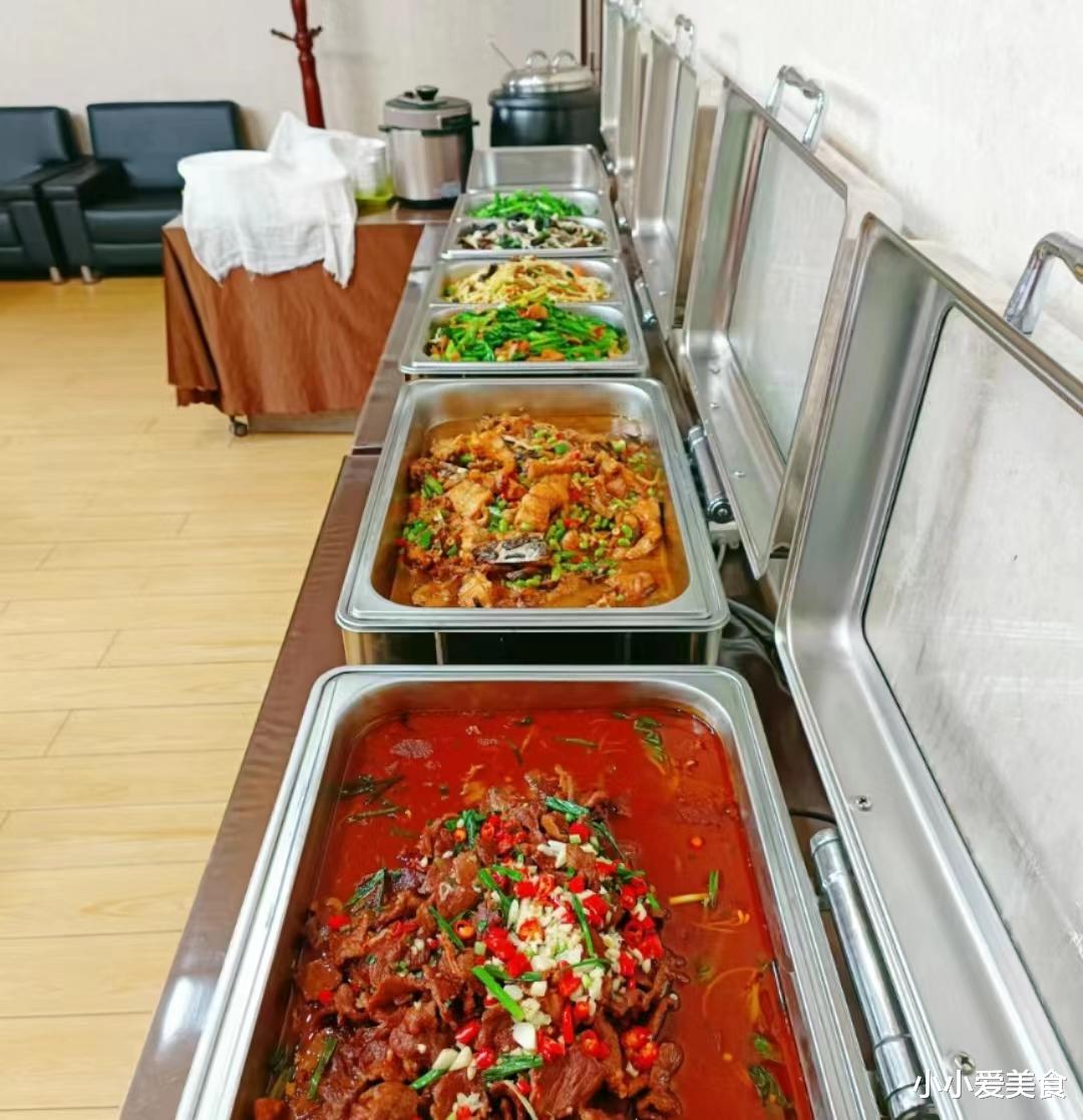 胡萝卜|姑娘打包食堂饭菜,遭同事嘲讽,网友:不管闲事,也是一种美德