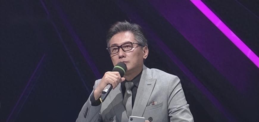 56岁男星一夜白头，将女儿的骨灰做成项链，苦苦追寻“复活”之术