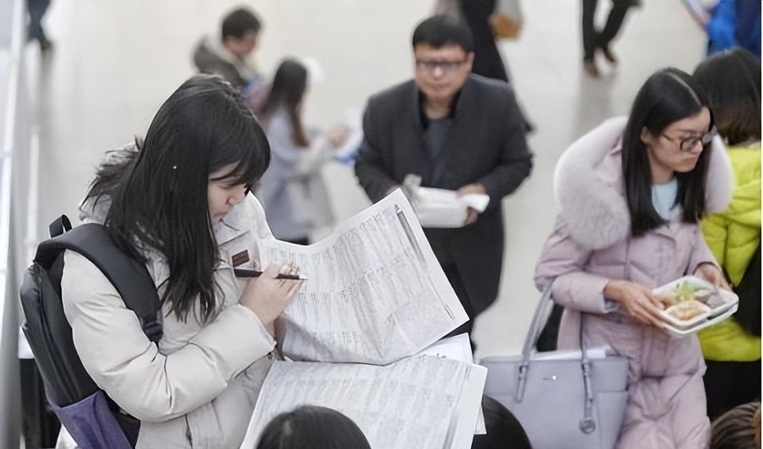 杨天真|深圳流浪女：我本科毕业皮肤白皙，宁愿翻垃圾桶为生，也绝不上班