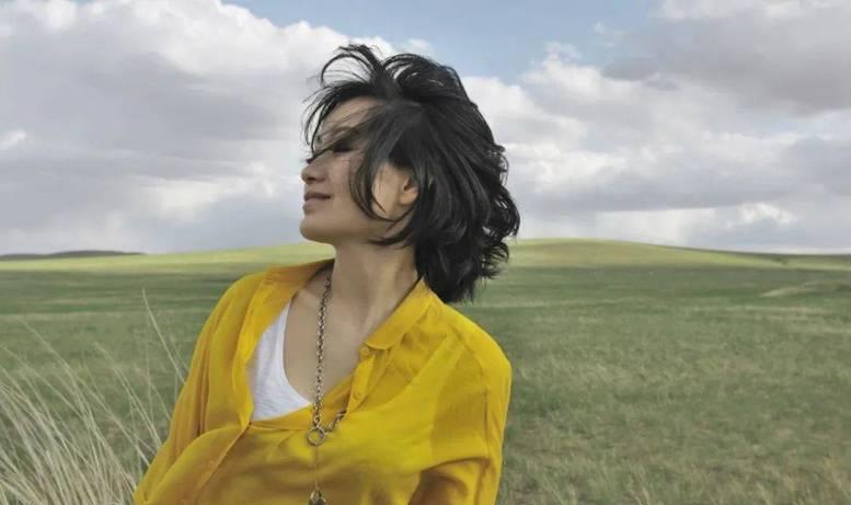 她连登5次春晚,却因为跟恩师同居怀孕,星途尽毁,55岁没人敢娶