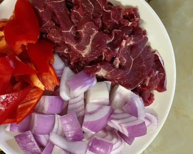 牛肉|洋葱炒牛肉的正确做法，出锅滑嫩还不柴
