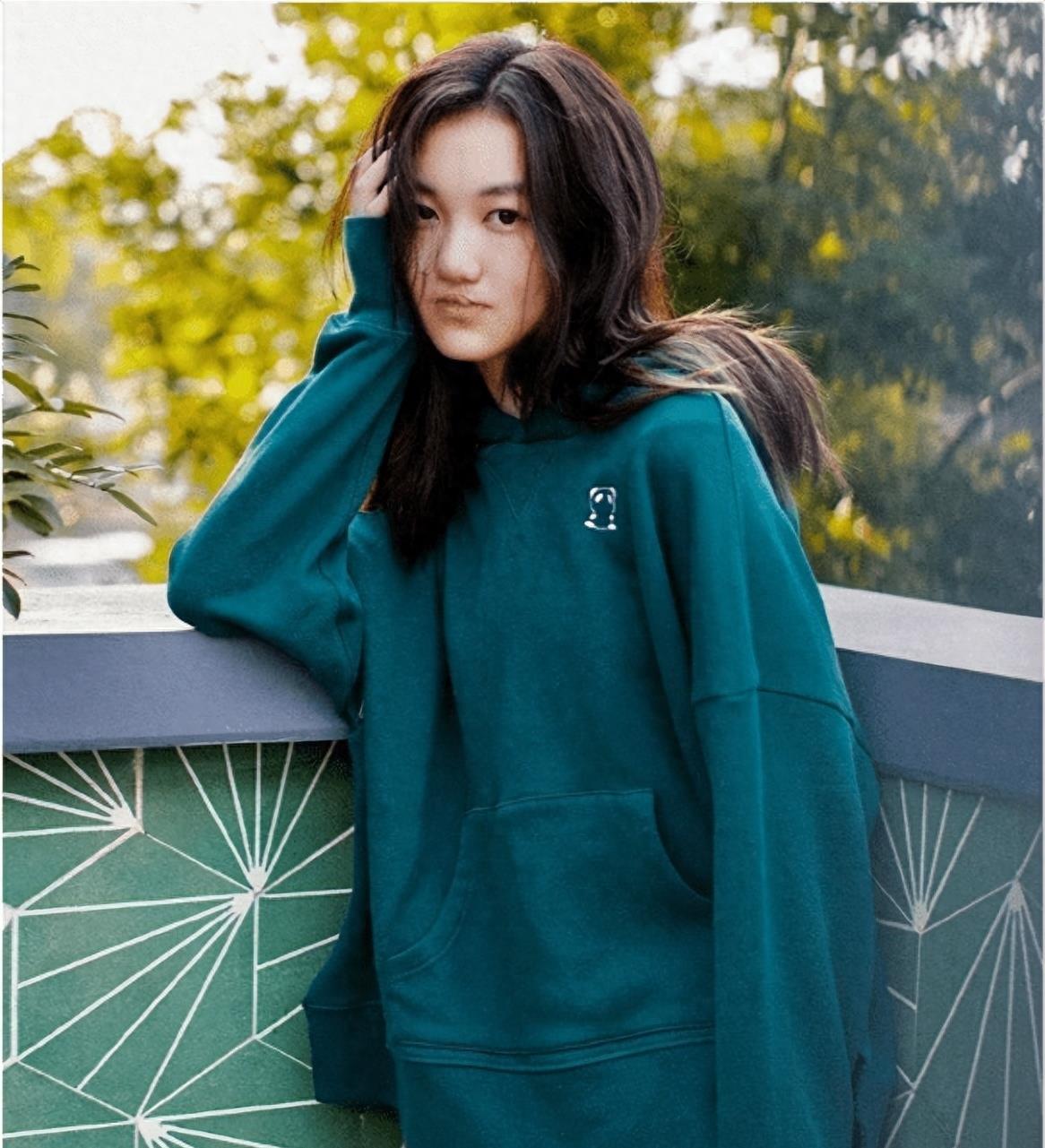 李嫣终于拿掉“兔唇”的标签，整容后美出新高，神似年轻时的王菲