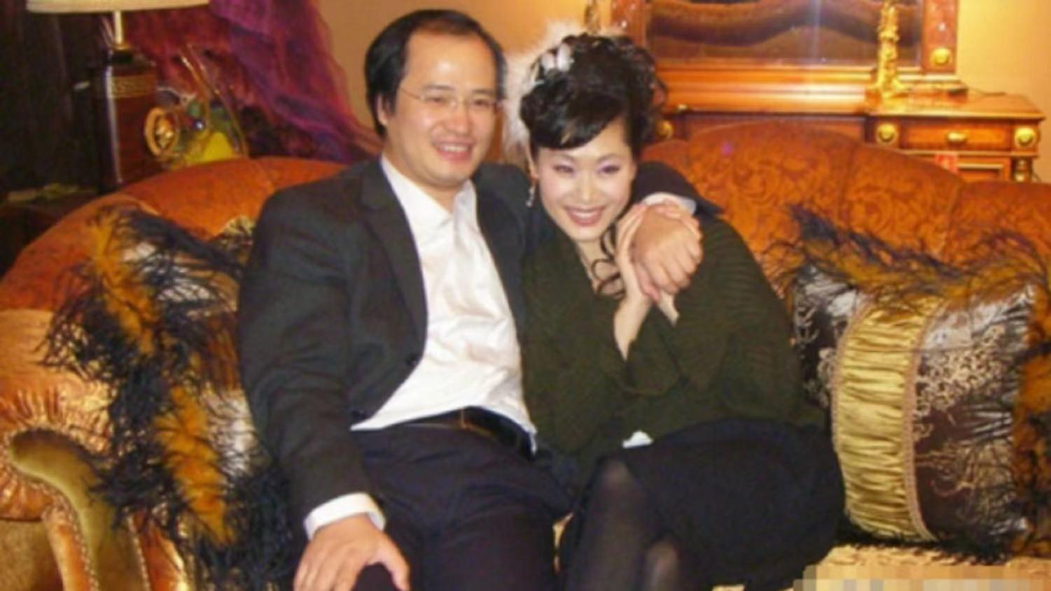 于文华|于文华携老公罕秀恩爱！男方发福肚子突出，结婚22年无子仍恩爱