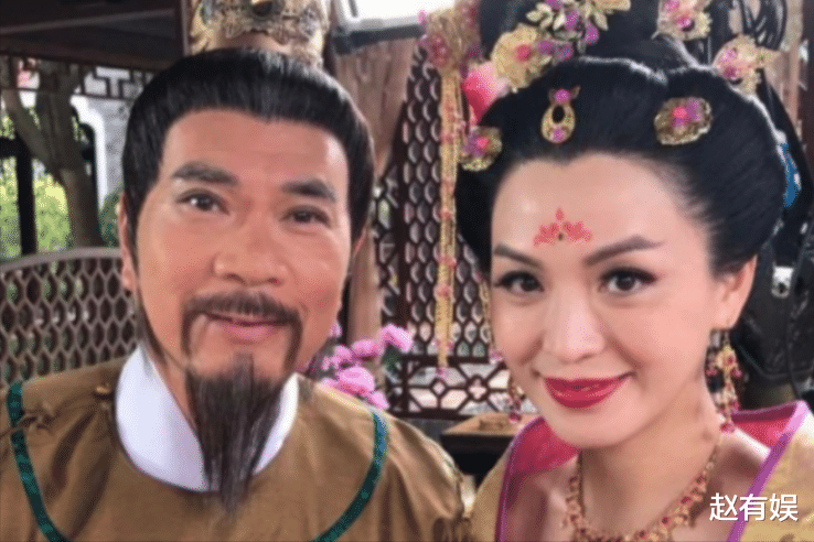 72岁李龙基称吃药并不尴尬，小36岁女友太漂亮让他有压力