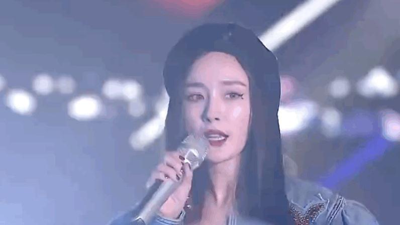 杨幂|一场跨年表演，杨幂遭受的“凝视”，在她身上体现得淋漓尽致