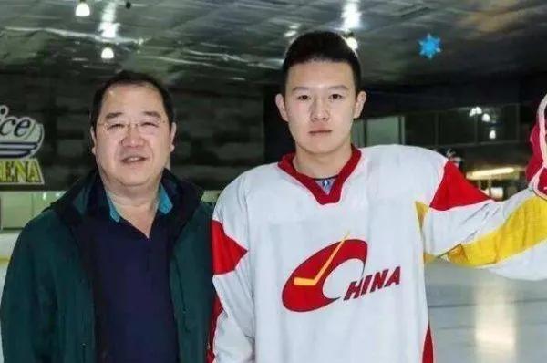 62岁英达近况曝光,头发秃顶大谈教育观,疑似回击小儿子啃老一事