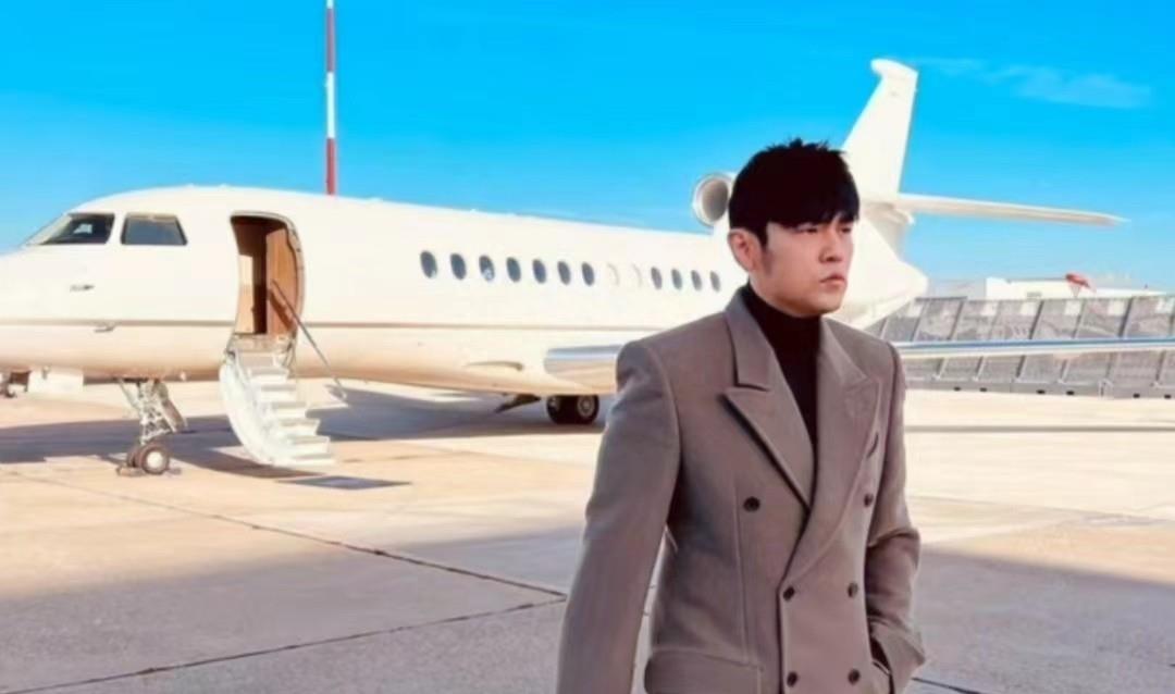 周杰伦携全家飞呼和浩特,私人飞机内部曝光,大女儿背影神似昆凌