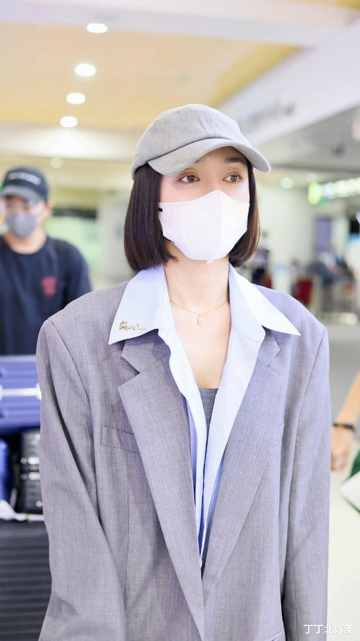 秦岚又带火了一种新穿法:“外面女总裁,里面小可爱”,时髦减龄