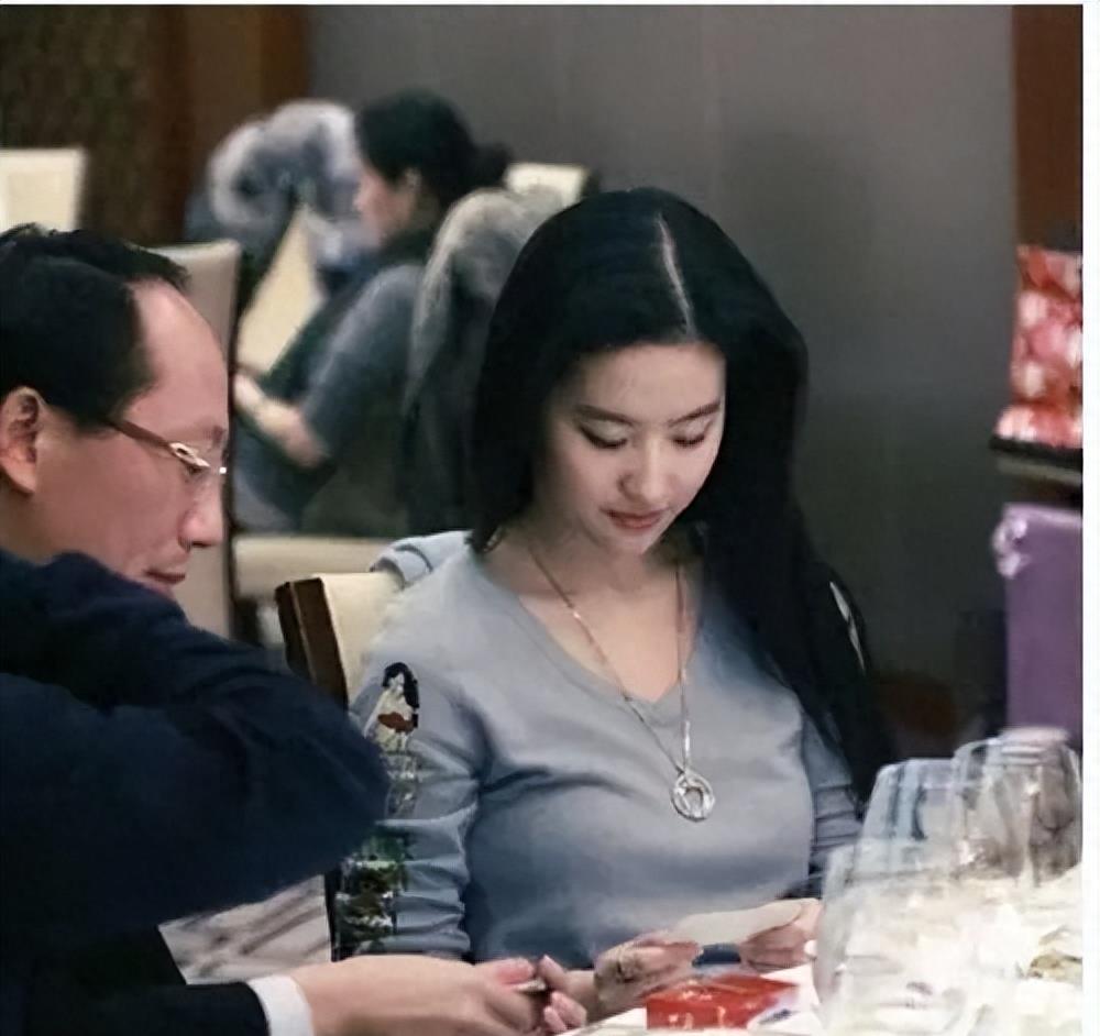 孙菲菲事件升级,曝《神雕侠侣》刘亦菲带资进组,抢走她的“小龙女”