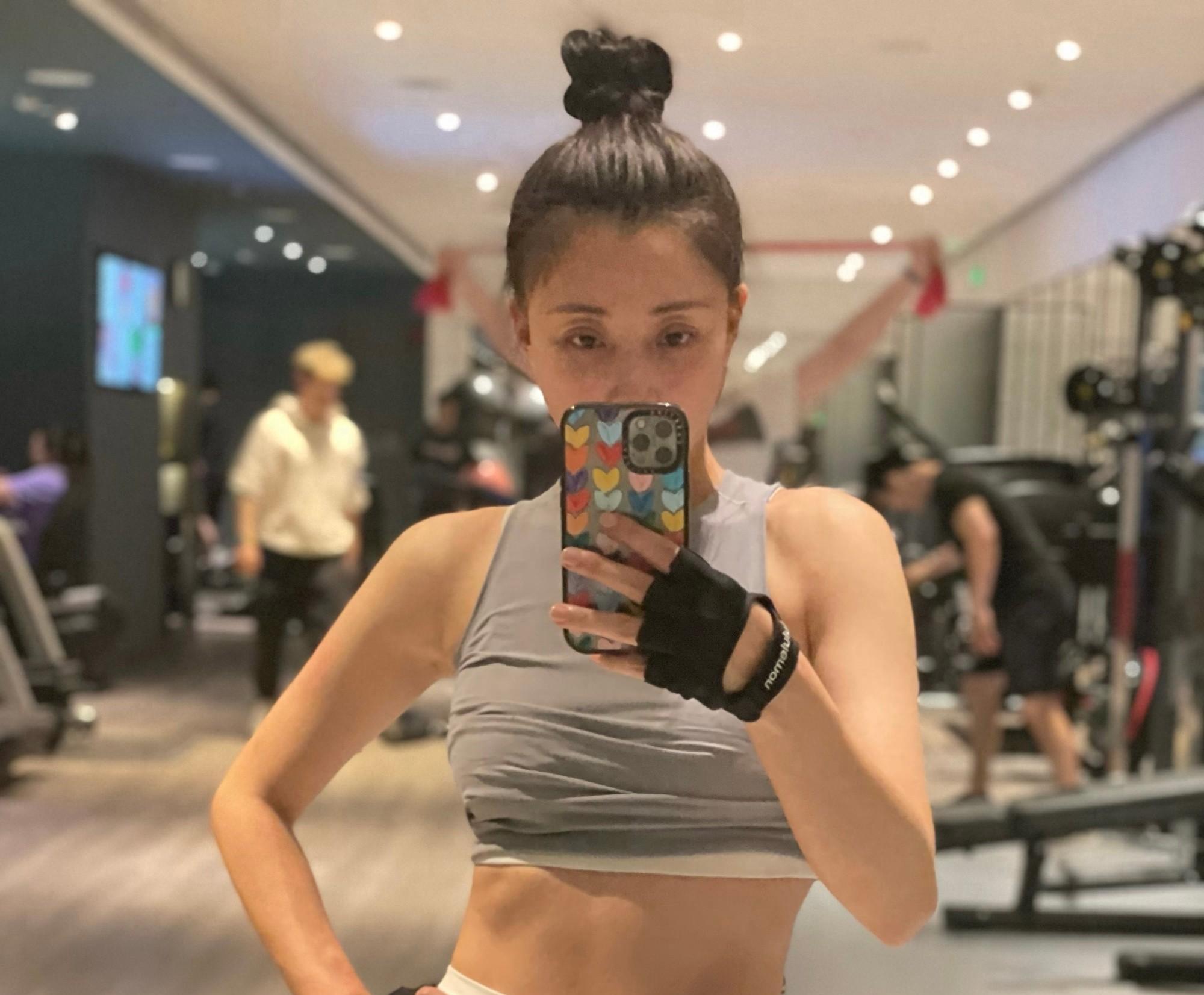 43岁殷桃被曝疑似恋情!携一帅气男子回家,小腹微微隆起