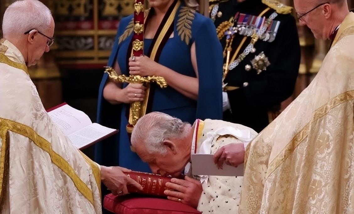 |夏洛特公主绝了!8岁小姑娘眼神老练凌厉,恍如伊丽莎白女王再现