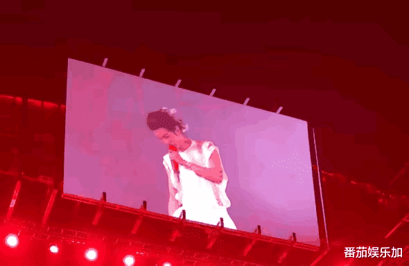 华晨宇火星演唱会上海站,让所有人大开眼界,节操碎了一地