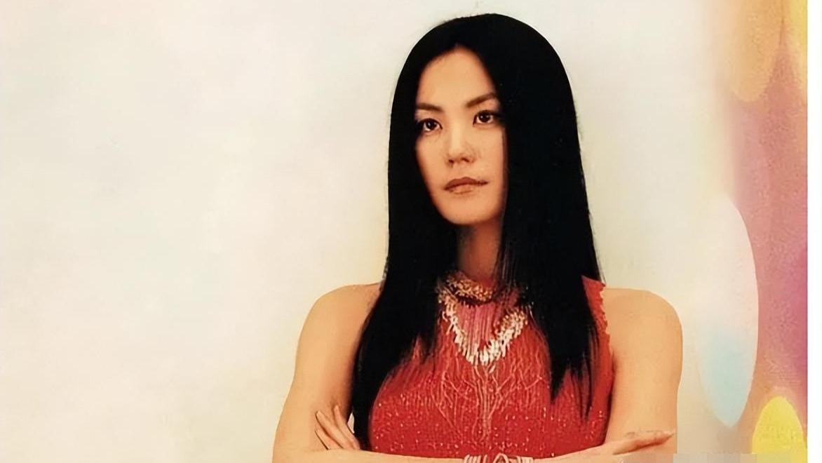 和王菲谈恋爱是什么感受？梁龙：不是一个世界人，她永远看不见你