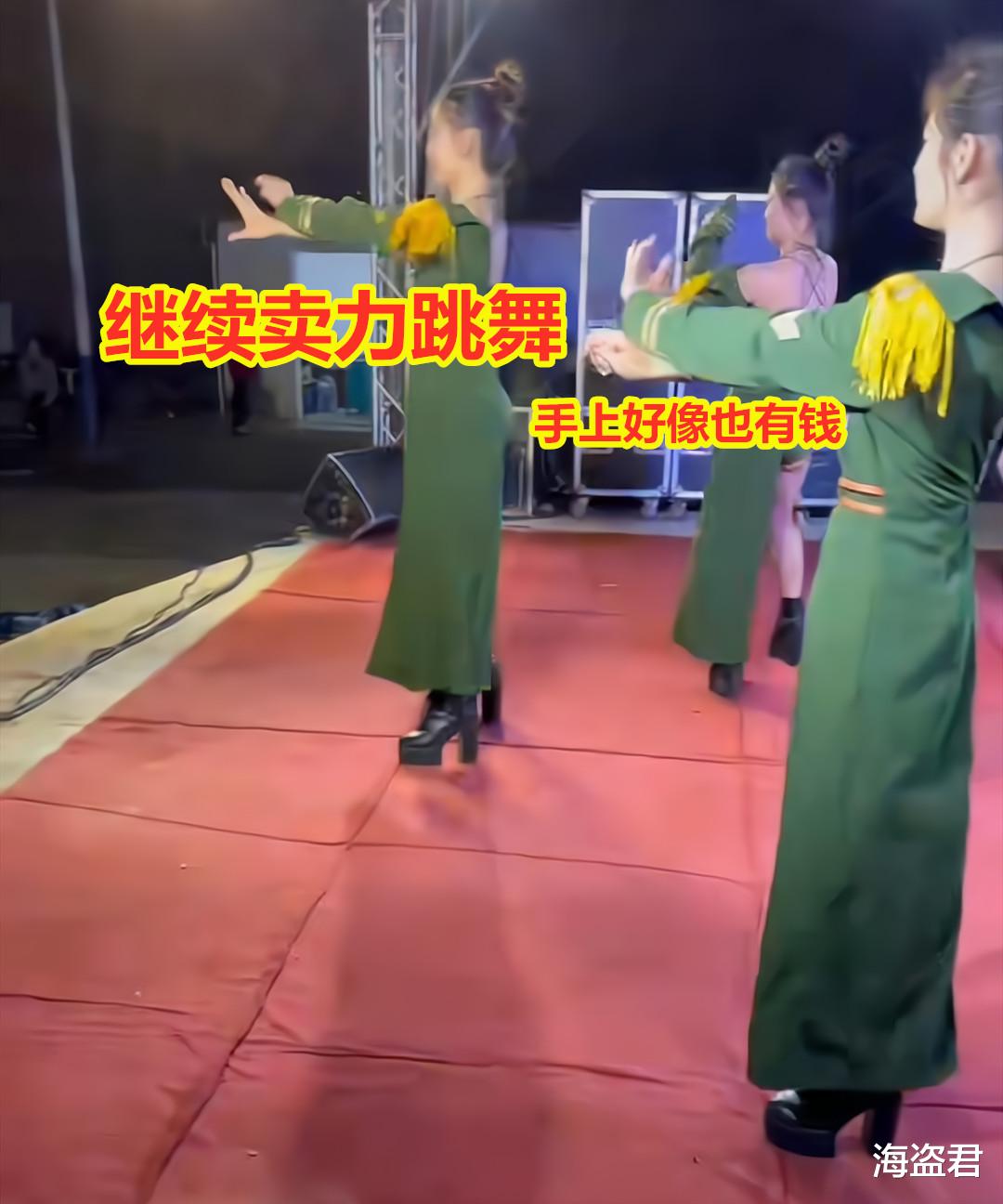 |大哥看得高兴掏钱打赏,女舞者鞠躬用双手接,网友:看得见摸得着