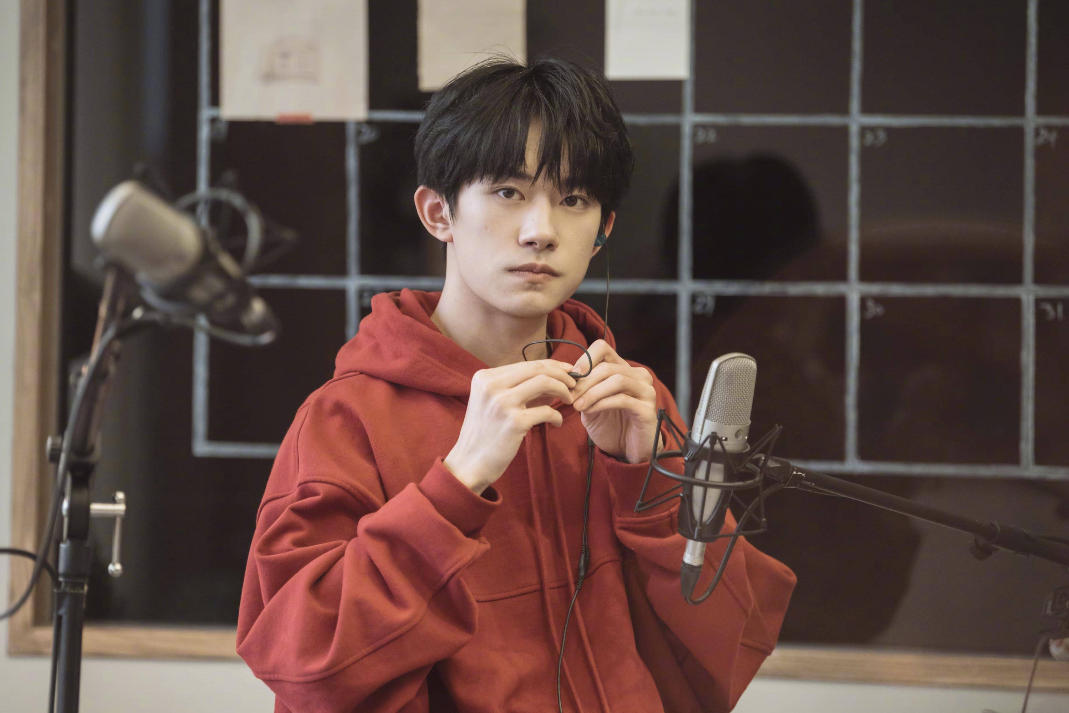 苏小玎|仅才2天,娱圈的瓜就这么生猛?海边激吻,拖欠工资,隐瞒婚史