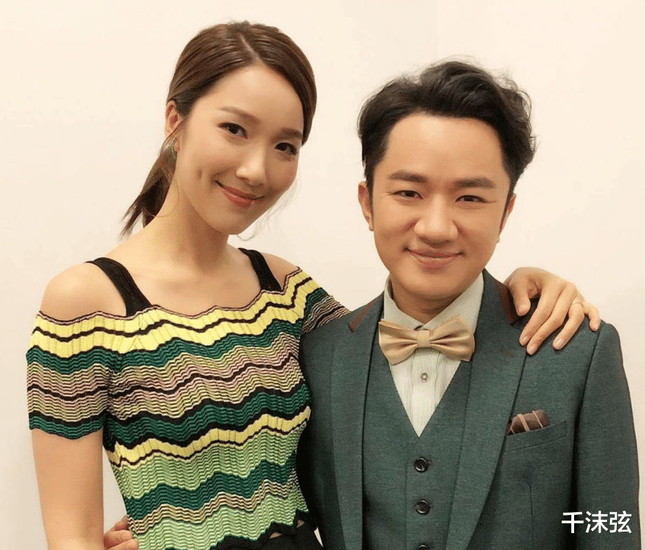 王祖蓝|王祖蓝发福挺肚腩,李亚男穿平底鞋高一头,夫妻并肩像妈妈带小孩